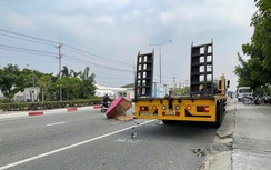 Xe máy tông đuôi xe tải đang đậu bên đường, cô gái trẻ tử vong