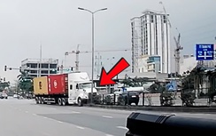 Xe container san phẳng dải phân cách sau cú rẽ ẩu