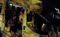 Xe khách chở 13 người tông trúng xe tải đậu ven đường lúc nửa đêm