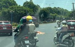 Xe đầu kéo va chạm xe máy ở vòng xoay, cặp vợ chồng thương vong