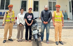 Nam thanh niên chở bạn gái, đi xe máy một bánh trên đường bị xử lý