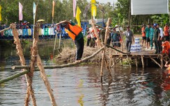Hơn 650 vận động viên đi bộ xuyên rừng U Minh Hạ, đua xuồng, đi cầu khỉ