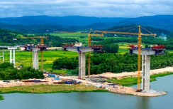 “Xẻ núi, bắc cầu” nối thông cao tốc dọc miền Trung