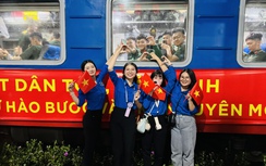 Bịn rịn giờ phút chia tay người lính, tiếng còi tàu sắp rời sân ga