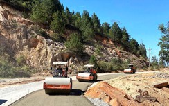 Tiếng máy rền vang trên công trường cải tạo quốc lộ 28B trong ngày Quốc tế Lao động