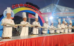 Du khách tròn mắt xem 9 đầu bếp chế biến chiếc bánh cuốn 7,7m ở vùng đất võ, trời văn