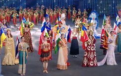 Hoa hậu Ý Nhi diện trang phục dân tộc Tây Nguyên tại đêm khai mạc Miss World 72