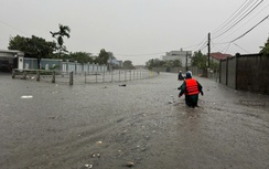 Mưa lớn kéo dài, nhiều tuyến đường Bình Dương ngập sâu, nước tràn vào nhà dân