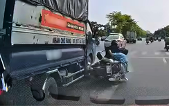 Xe máy bất ngờ đâm vào ô tô tải