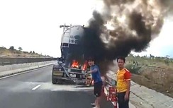Xe đầu kéo bốc cháy, CSGT điều tiết giao thông từ xa trên cao tốc Vĩnh Hảo - Phan Thiết