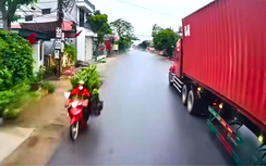 Cú tạt ngang của xe container suýt gây tai nạn