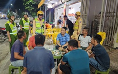 CSGT Hòa Bình đến từng nhà hàng tuyên truyền "đã uống rượu bia là không lái xe"