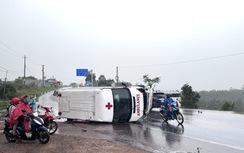 Xe chở bệnh nhân cấp cứu lật nghiêng sau va chạm ô tô con trên đường Hồ Chí Minh
