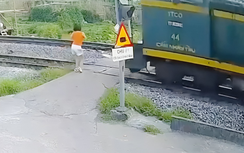 Bản tin TNGT 14/5: Đeo tai nghe đi bộ qua đường sắt, người phụ nữ bị tàu hỏa hất văng