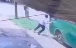 Cố ngăn xe buýt trôi tự do, phụ xe bị cán tử vong