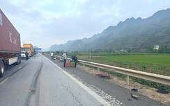 Bản tin TNGT 15/5: Xe đầu kéo va chạm 3 xe máy trên QL1A, 2 người thương vong