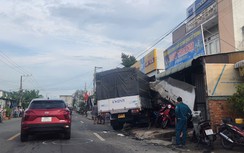 Tránh xe bán tải, xe tải đâm vào nhà dân trên QL91 qua An Giang