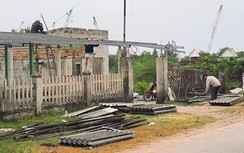 Người dân tất bật tháo dỡ nhà, bàn giao mặt bằng xây khu bến cảng 14.000 tỷ ở Quảng Trị