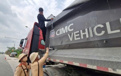 CSGT xử lý nhiều xe quá tải, cơi nới thành thùng tại Bắc Giang