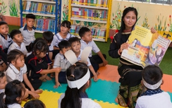 Hoa hậu H’Hen Niê về Đắk Lắk trao thư viện thân thiện