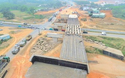 Deputy Minister Nguyen Viet Hung urges Hoa Lien–Tuy Loan Expressway completion by Aug 19