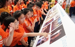 Khai mạc Triển lãm ảnh "Rạng rỡ tên Người" kỷ niệm 135 năm Ngày sinh Chủ tịch Hồ Chí Minh