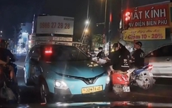 Ô tô ngang nhiên đi ngược chiều, luồn lách qua dòng xe chờ đèn đỏ