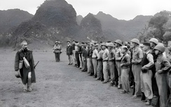 Những khoảnh khắc lịch sử Bác Hồ ra mặt trận