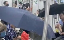 Hà Nội: Khách bất ngờ phải… che ô khi đi metro Cát Linh - Hà Đông
