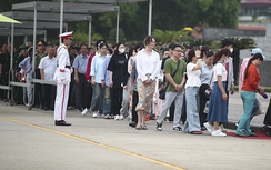 Du khách nước ngoài xếp hàng vào Lăng viếng Chủ tịch Hồ Chí Minh