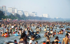 Biển Sầm Sơn quá tải với gần 1 triệu lượt khách trong dịp lễ 30/4 - 1/5