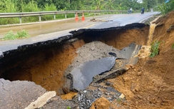 Mưa to, mặt đường quốc lộ 4D qua Lai Châu sạt lở nghiêm trọng