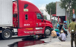 Xe container rẽ phải cán một người đi xe máy tử vong