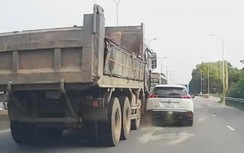 Ô tô tải chuyển làn ẩu, va vào sườn xe con