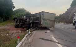 Bản tin TNGT 21/5: Va chạm xe tải trên cao tốc Cam Lộ - La Sơn, 2 người bị thương