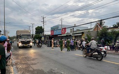 Long An: Xe ba gác máy tông mô tô, một người phụ nữ tử vong tại chỗ