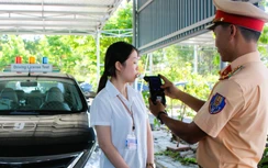 CSGT Quảng Trị kiểm tra hồ sơ, nồng độ cồn học viên trước khi sát hạch lái xe