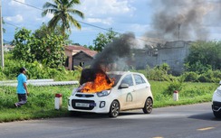 Đang di chuyển, xe tập lái bốc cháy trên đường Hồ Chí Minh