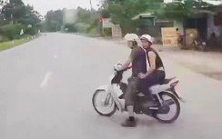 Lao ra đường thiếu quan sát, xe máy suýt gặp tai nạn