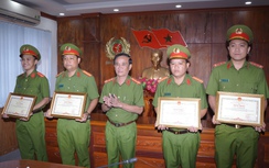 Khen thưởng công an, người dân truy bắt 2 đối tượng cướp giật tài sản