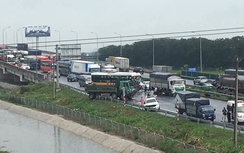 Tai nạn giữa xe khách và ô tô tải, cao tốc Cao Bồ - Mai Sơn ùn tắc kéo dài