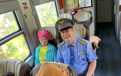 Hành động bất ngờ của nhân viên tàu hỏa khi bắt quả tang khách định trốn vé