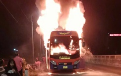 Đầu xe khách cháy ngùn ngụt sau khi có mùi khét, hàng chục người đạp cửa tháo chạy