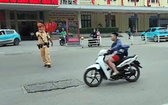 Bắt giam thanh niên cố tình bám đoàn xe khách quốc tế, tông cảnh sát cơ động