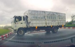 Xe tải trượt bánh, xoay ngang chắn giữa vòng xuyến