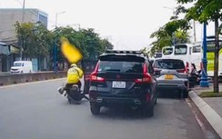 Mở cửa ô tô làm tài xế xe ôm ngã ra đường còn bắt đền 3 triệu đồng
