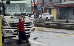 Một chiến sĩ công an bị thương khi khống chế đối tượng đập kính xe ô tô