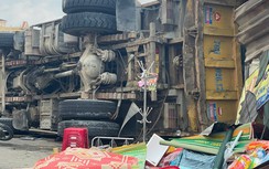 Xe tải lật đè xe máy trên QL1 qua Quảng Ngãi, một người tử vong, nhiều người nhập viện