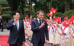Chủ tịch nước Lương Cường chủ trì lễ đón trọng thể Tổng thống Pháp Emmanuel Macron