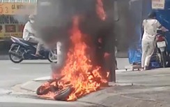 Xe máy điện đang đi bốc cháy ngùn ngụt ảnh hưởng cả trụ đèn tín hiệu giao thông